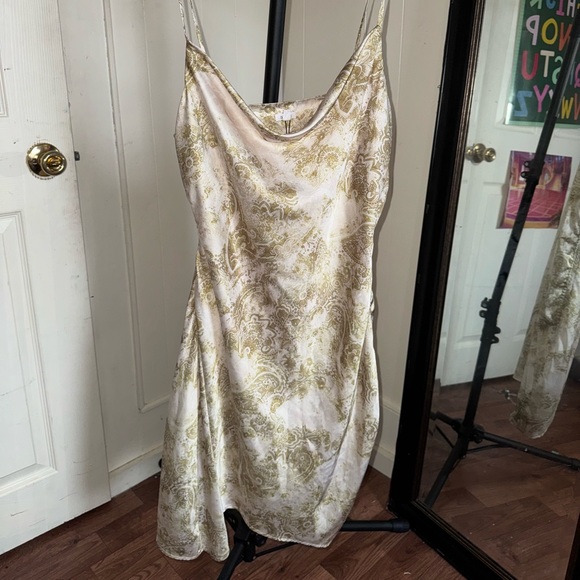 Dress - Picture 2 of 4